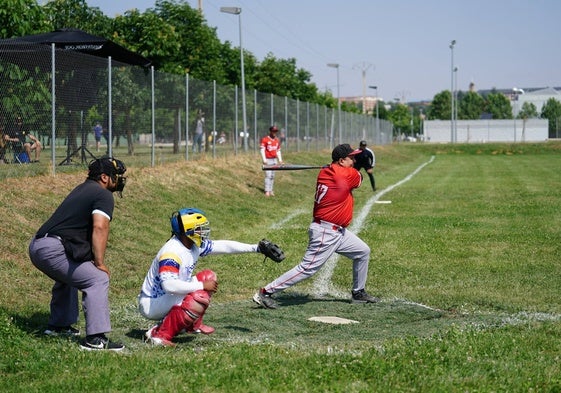 Imagen de uno de los partidos de solftball de este domingo en La Aldehuela.