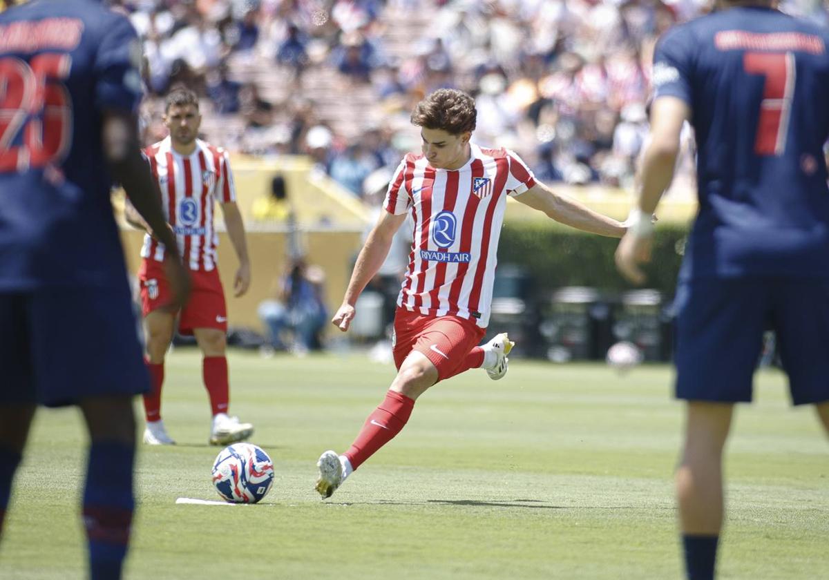 Julián Álvarez, durante el partido que el Atlético de Madrid ha disputado este domingo ante el PSG, correspondiente a la jornada 1 de la fase de grupos de la Copa Mundial de Clubes FIFA.