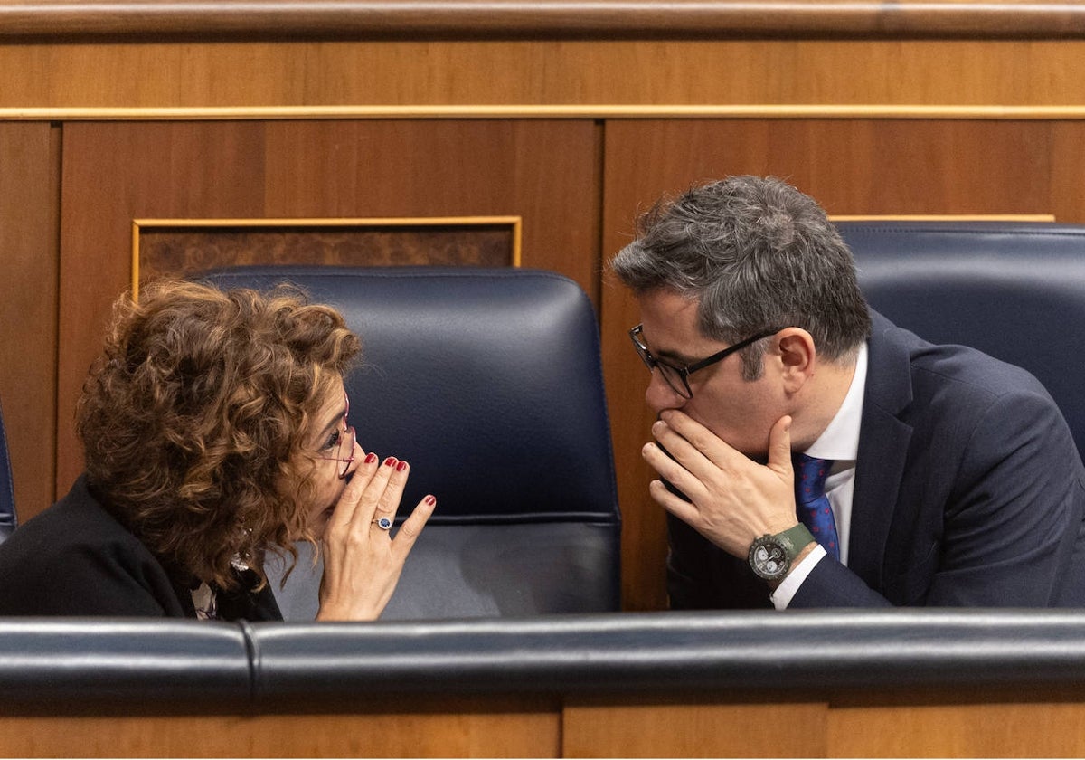 La vicepresidenta primera y ministra de Hacienda, María Jesús Montero, y el ministro de la Presidencia, Relaciones con las Cortes y Justicia, Félix Bolaños.