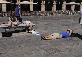 Viandantes en la Plaza Mayor en un día de calor intenso.