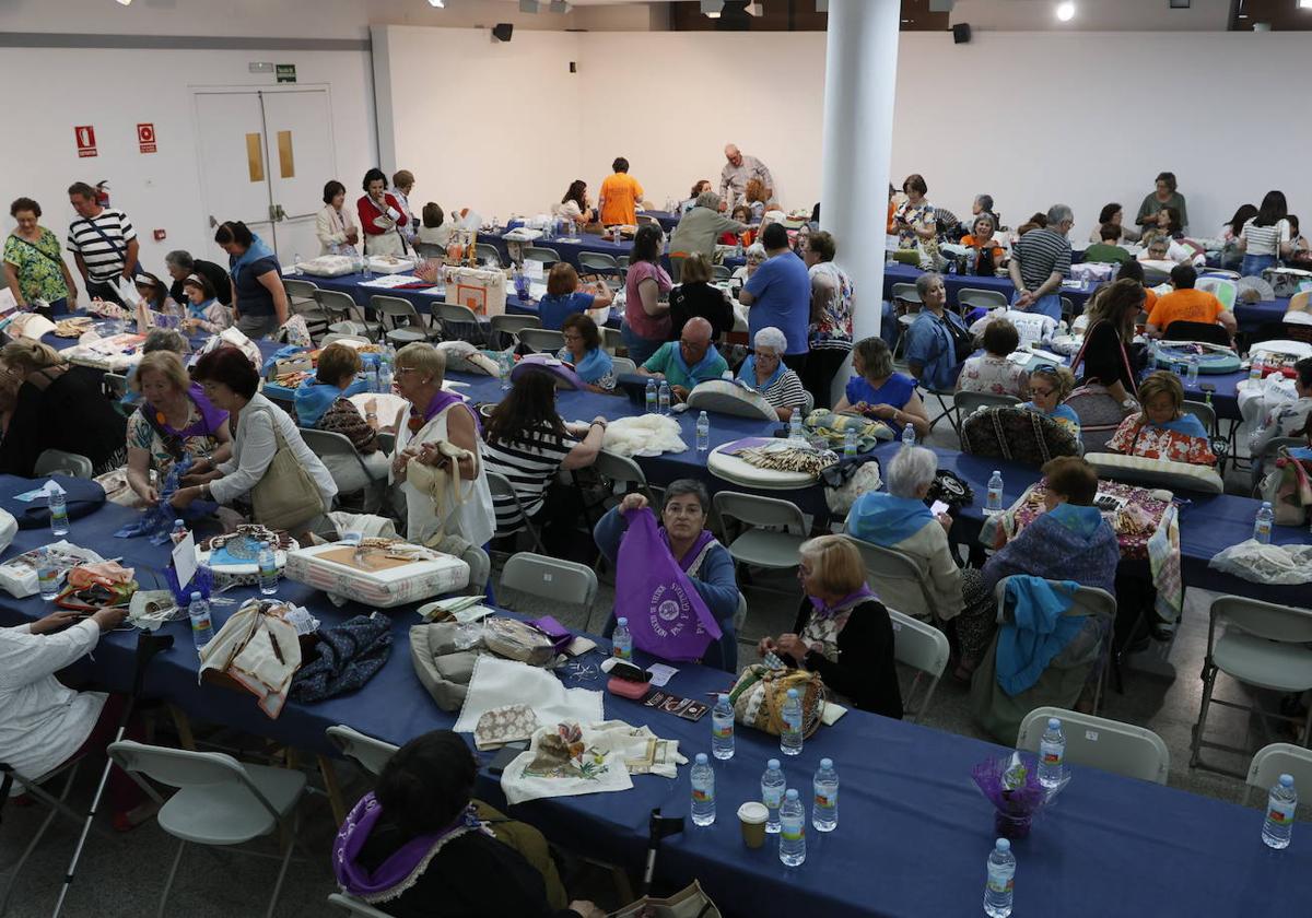 Elaboración de diferentes piezas de encajes de bolillos en el Palacio de Congresos.