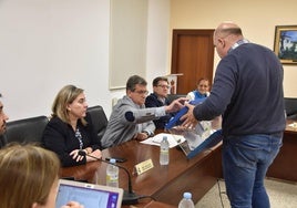 Momento de la votación en Cabrerizos para elegir al juez de paz en la localidad.