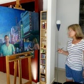 La artista Consuelo Hernández trabaja en su estudio de pintura.