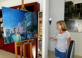 La artista Consuelo Hernández trabaja en su estudio de pintura.