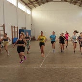 Un grupo de mujeres participa en la primera de las cuatro pruebas en el interior del pabellón.