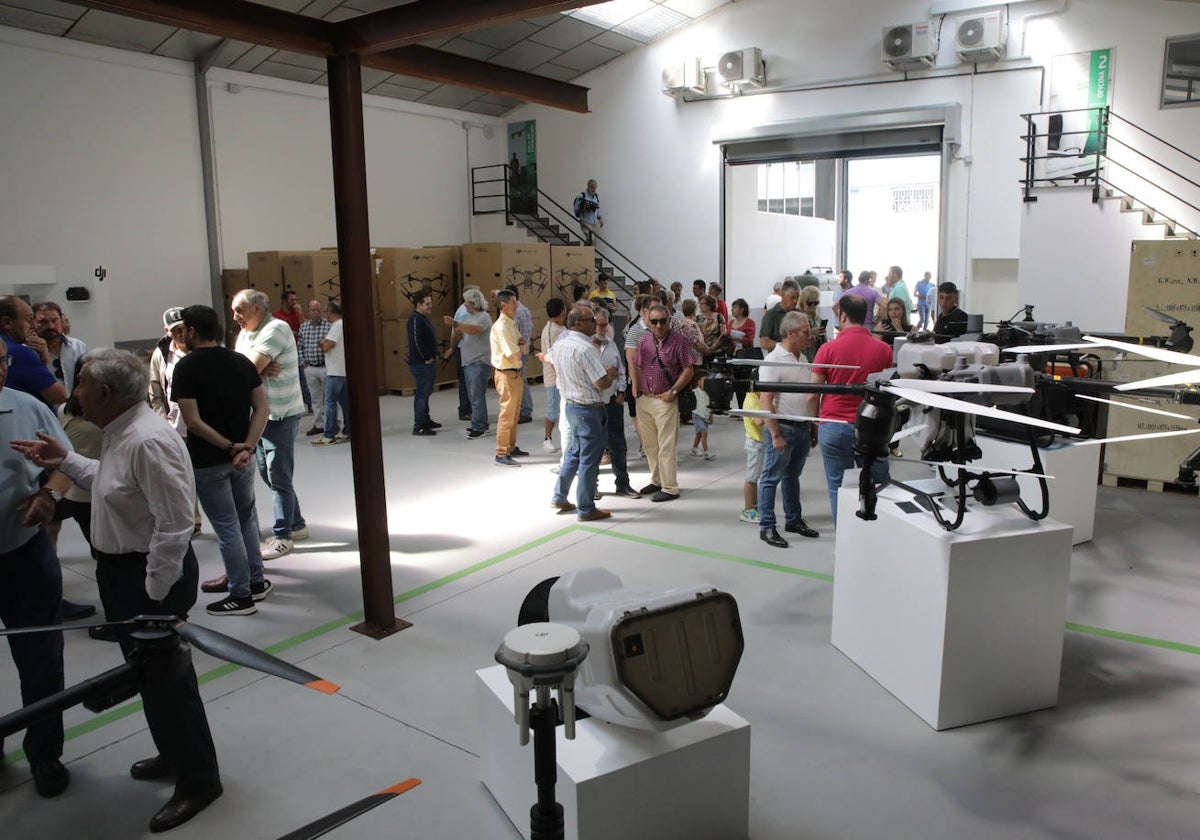 CULTIVDRON realizó una presentación de los drones en sus instalaciones del Polígono de los Villares (C/ Ramón y Cajal).