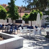 Terraza del bar del parque de La Huerta, en la localidad de Peñaranda de Bracamonte.