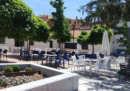 Terraza del bar del parque de La Huerta, en la localidad de Peñaranda de Bracamonte.