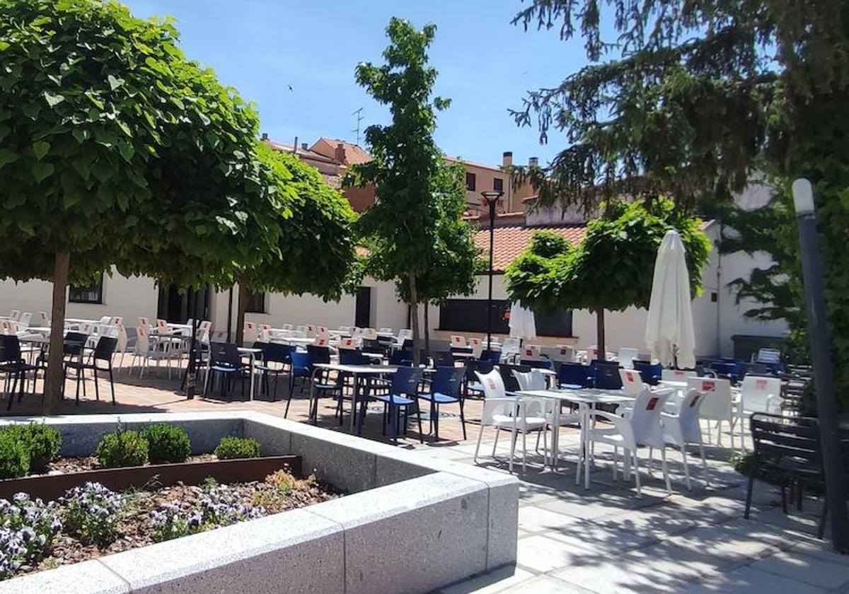 Terraza del bar del parque de La Huerta, en la localidad de Peñaranda de Bracamonte.