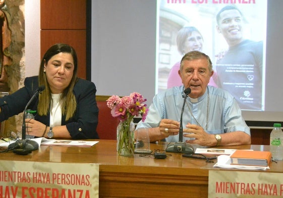 Mar Manzano, directora de Cáritas en Ciudad Rodrigo, y el obispo, José Luis Retana.