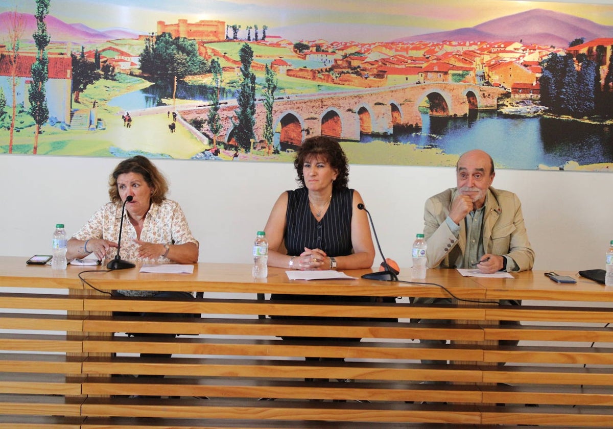 Nieves García, Pilar Araoz y Felipe Antón, en el momento de iniciar la constitución de la asociación.