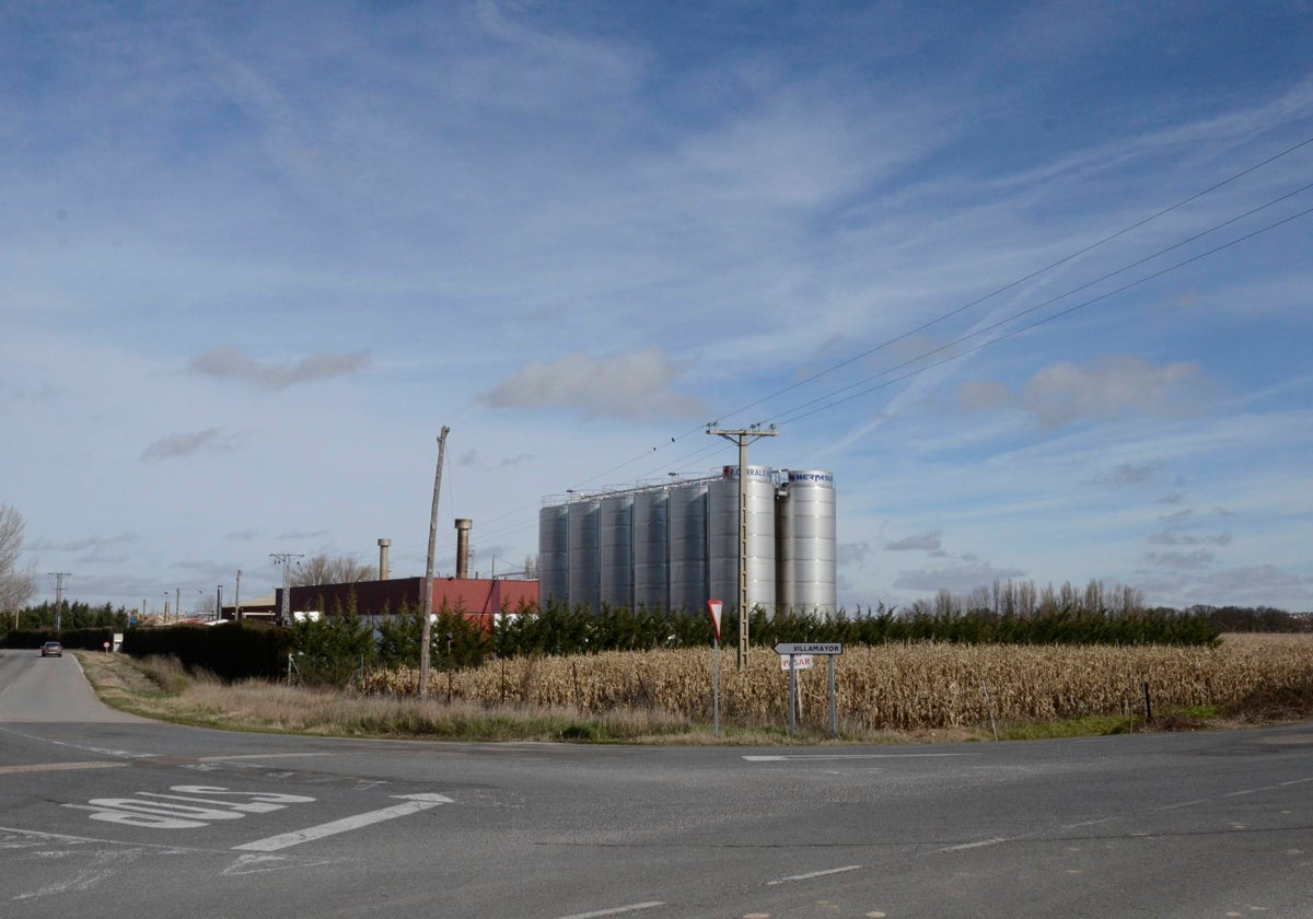 La fábrica de grasas instalada junto al término municipal de Villamayor.
