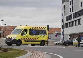 Una ambulancia saliendo del Hospital de Salamanca.