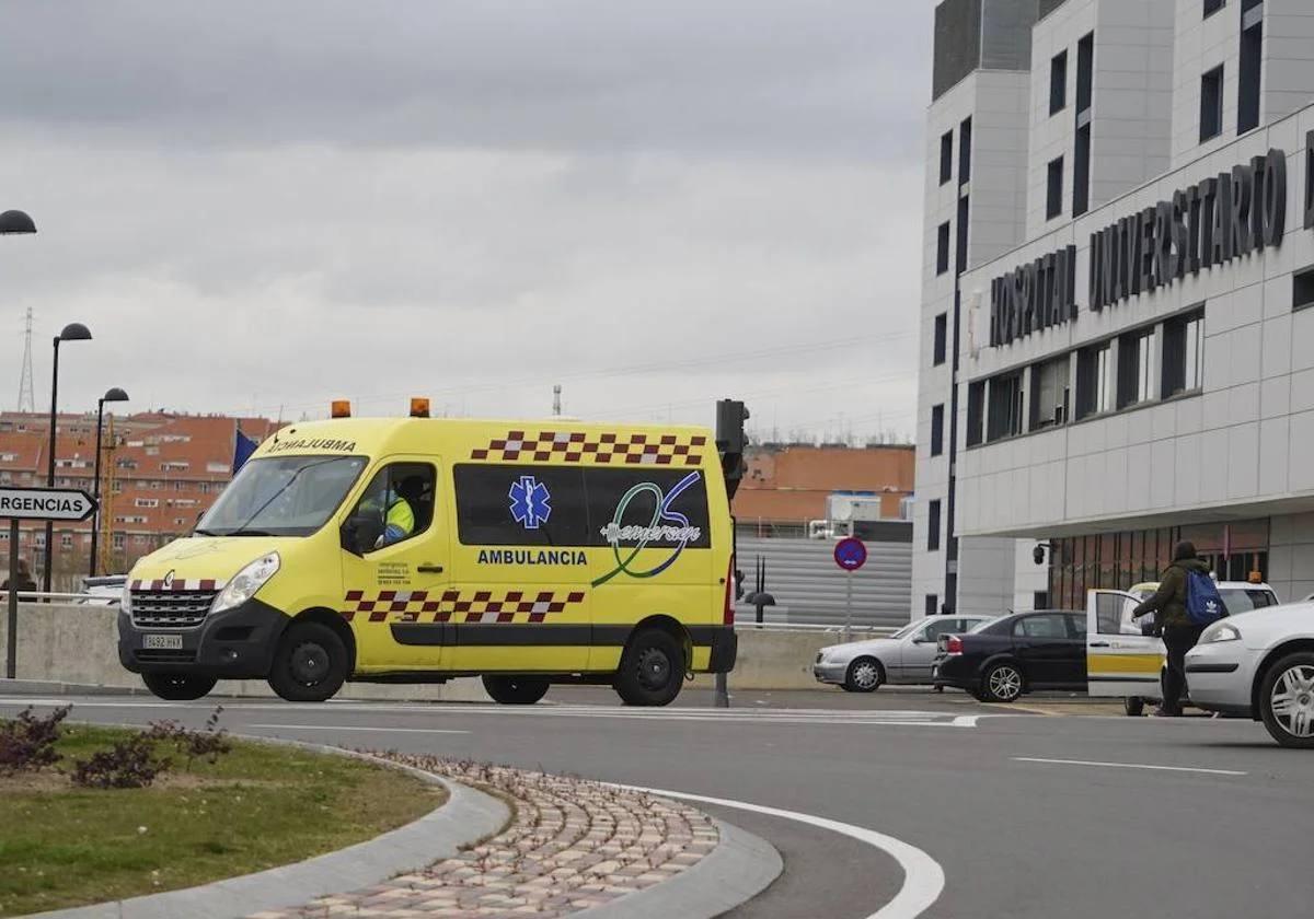 Una ambulancia saliendo del Hospital de Salamanca.