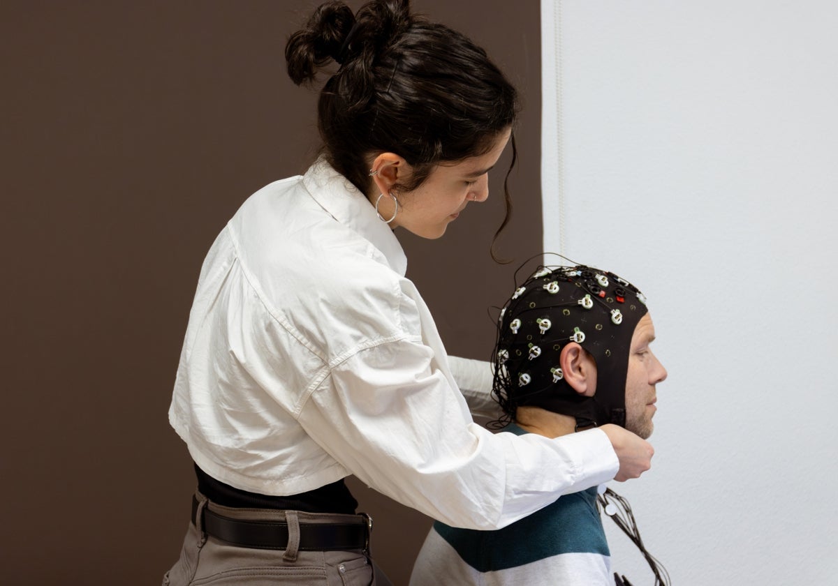 Medición de la actividad cerebral durante el desarrollo de las pruebas.
