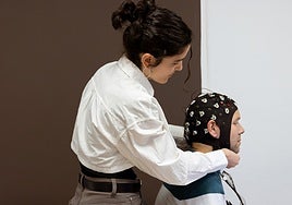 Medición de la actividad cerebral durante el desarrollo de las pruebas.