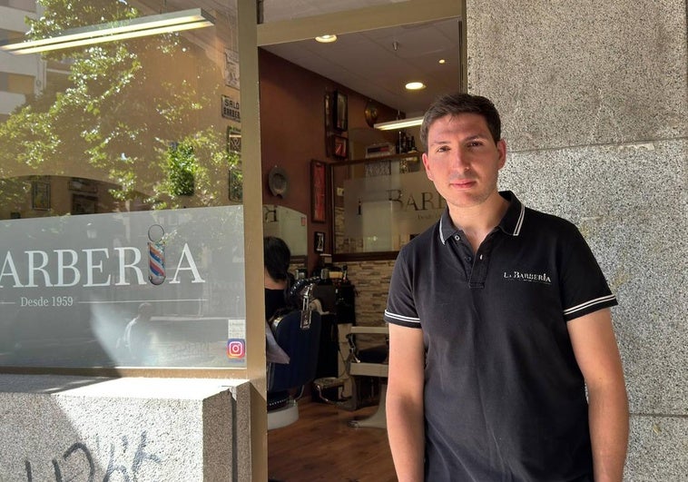 Eritz Perales, actual dueño de La Barbería de Salamanca, de las más antiguas de la ciudad, ubicada en la Plaza de la Fuente, posa en la entrada del local.