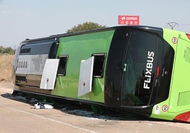 El autobús volcado en el lugar del accidente.