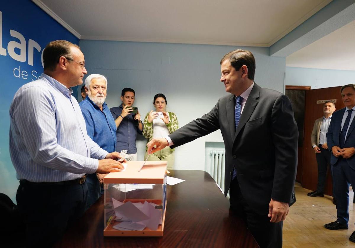 Alfonso Fernández Mañueco en la primera vuelta de las primarias.