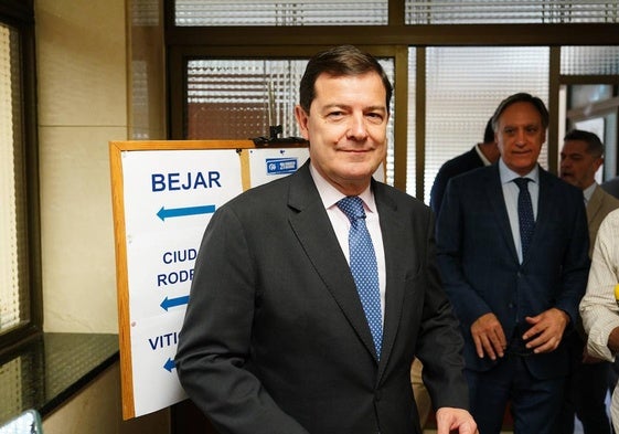 El presidente de la Junta de Castilla y León, Alfonso Fernández Mañueco, tras votar en las primarias del Partido Popular.