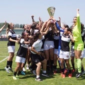 El Salamanca FF alza el trofeo que le convierte en campeón de la Fase Regional Juvenil/Cadete Femenino.