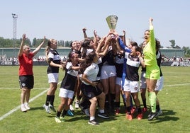 El Salamanca FF alza el trofeo que le convierte en campeón de la Fase Regional Juvenil/Cadete Femenino.