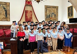 Los alumnos de los talleres de memoria de Santa Marta, en su fin de curso.