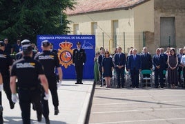 Salvas y flores de la Policía Nacional para honrar a las víctimas del terrorismo.