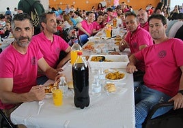 Un grupo de peñistas en la gran paella de hermandad de la localidad de Villares de la Reina que este año se celebrará el día 23.