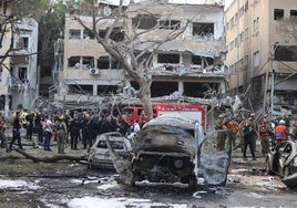 Un edificio dañado por los bombardeos de Irán contra Tel Aviv.