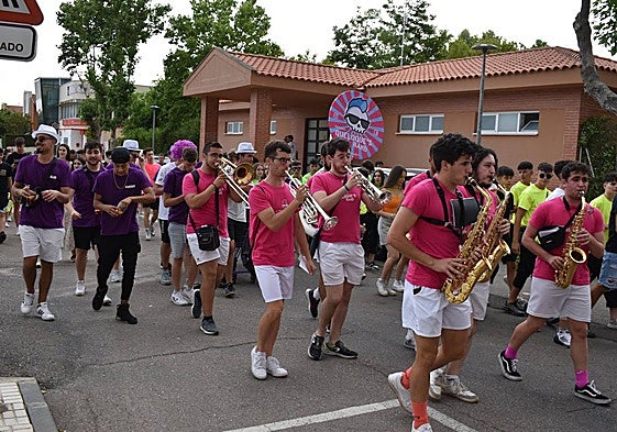 Pasacalles de peñas celebrado el pasado año en Cabrerizos.
