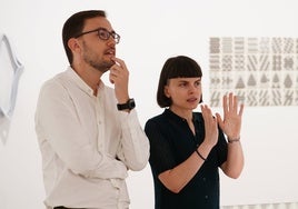 Laura Pilar Delgado, coautora de la exposición, junto al concejal de Cultura, Ángel Fernández.