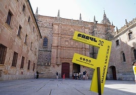 Instalación anunciadora del Festival, en el Patio de Escuelas de la Universidad.