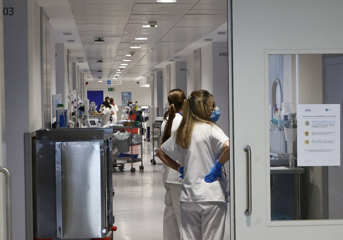 Personal de Enfermería, en una planta del Hospital.