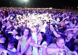 Las personas disfrutan del concierto de Panorama en la Aldehuela.
