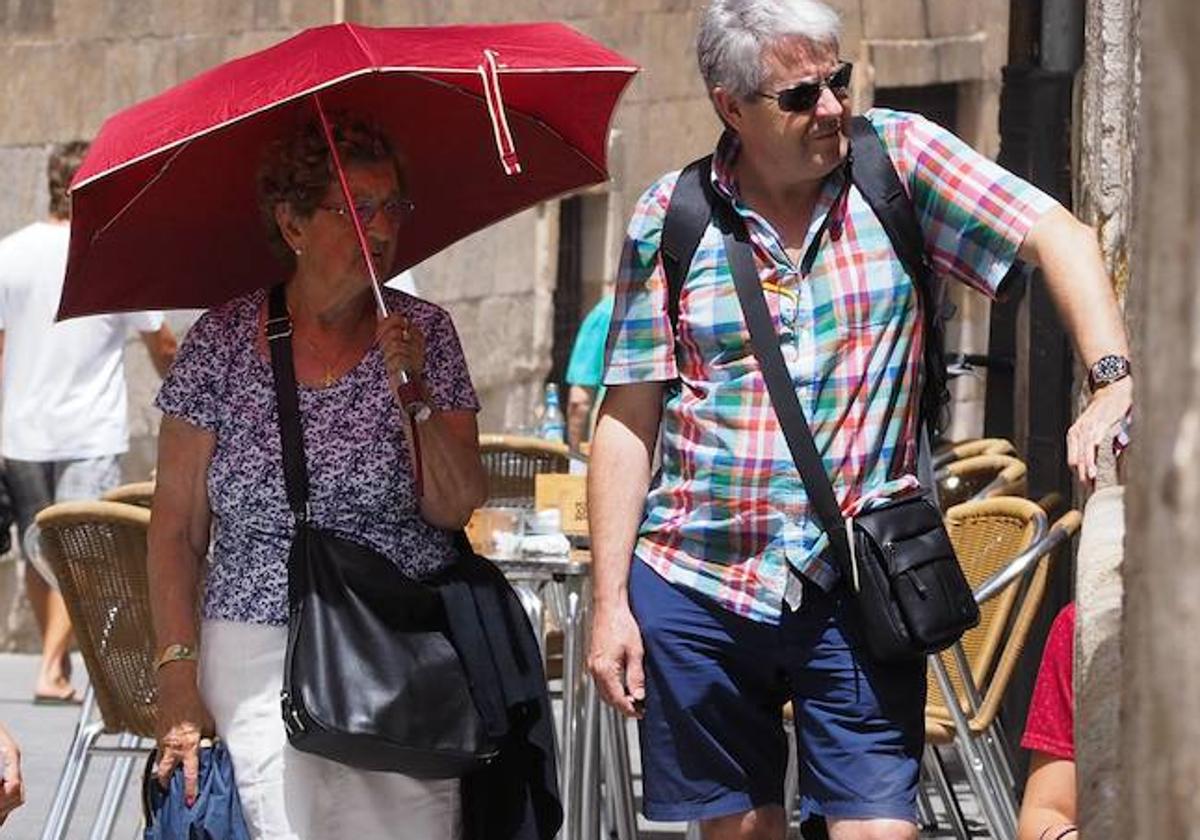 Una pareja sufre el calor por las calles.