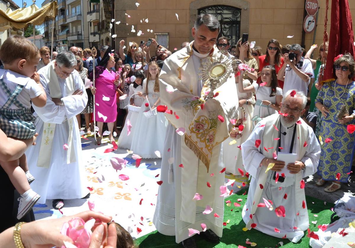 Una lluvia de pétalos cae sobre el Santísimo Sacramento en una de las paradas de la procesión de Vitigudino.
