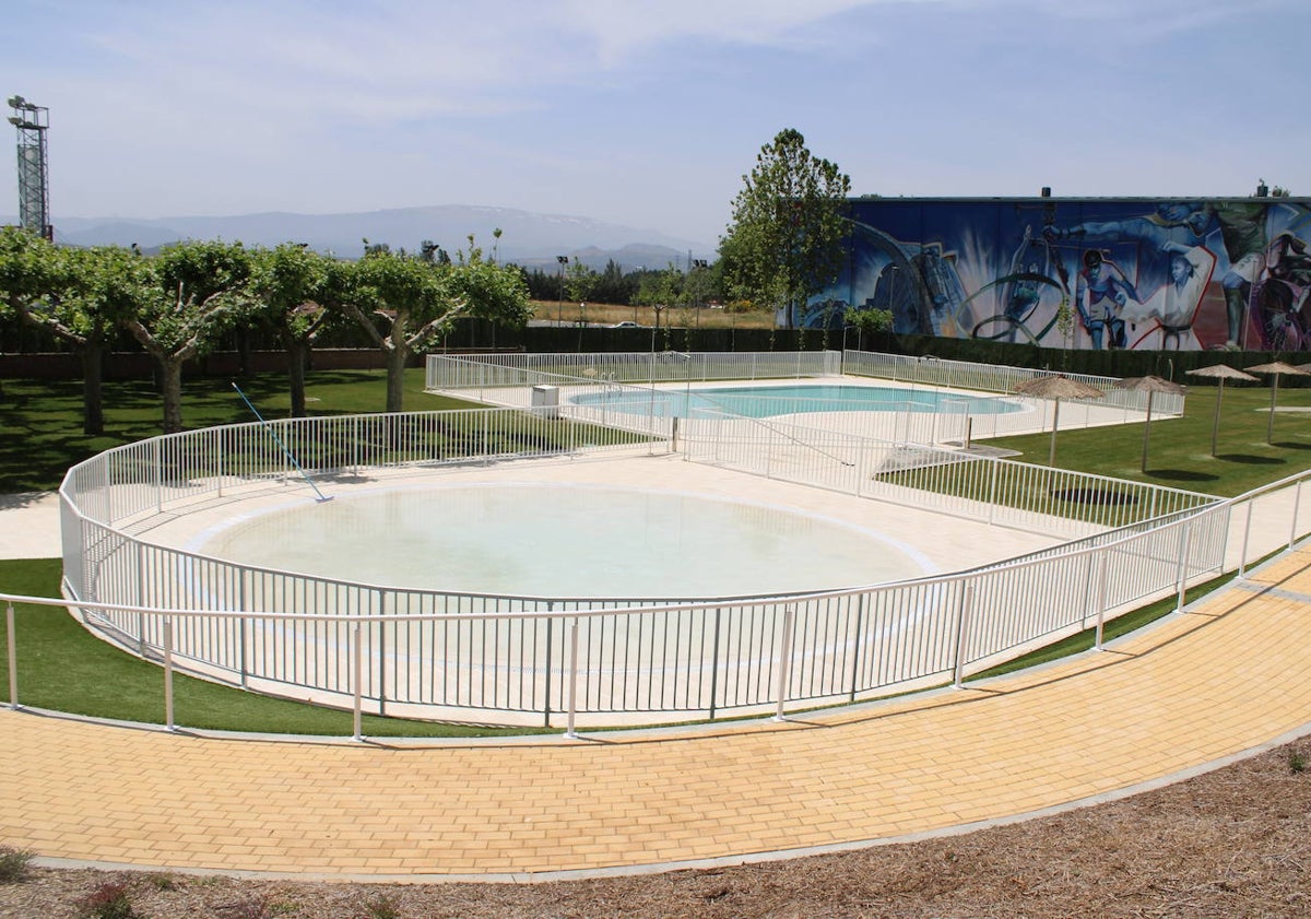 Imagen principal - Instalaciones de las piscinas municipales de Guijuelo.