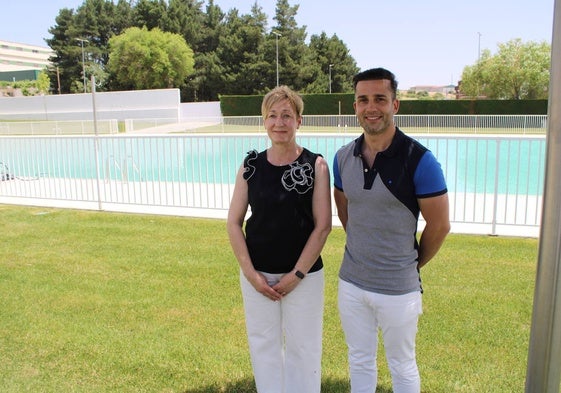 Yolanda Alonso y Jesús Manuel Hernández, en las instalaciones de las piscinas municipales de Guijuelo.