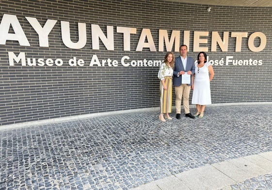 Marta Labrador, David Mingo y Silvia González, a la puerta de la Casa Consistorial de Santa Marta de Tormes.