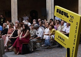 Público asistente en la ponencia celebrada en la Casa de las Conchas.