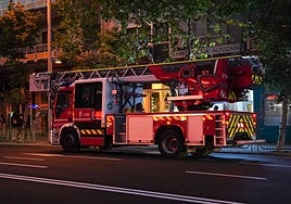 Bomberos de Salamanca durante una actuación nocturna en la capital.