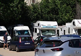 Caravanas en Salas Bajas, junto al puente Sánchez Fabrés.