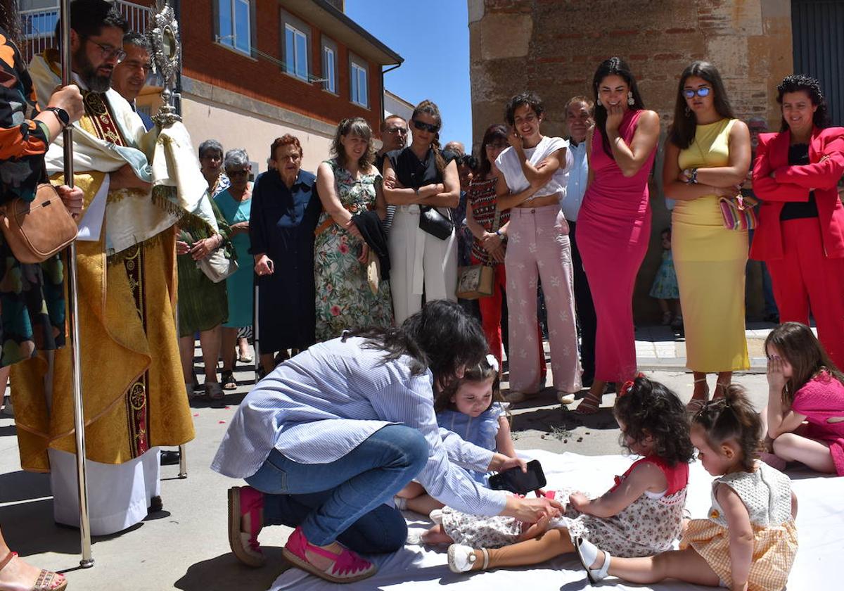 Bendición de altares y niños del pasado Corpus Christi en Calvarrasa de Abajo.