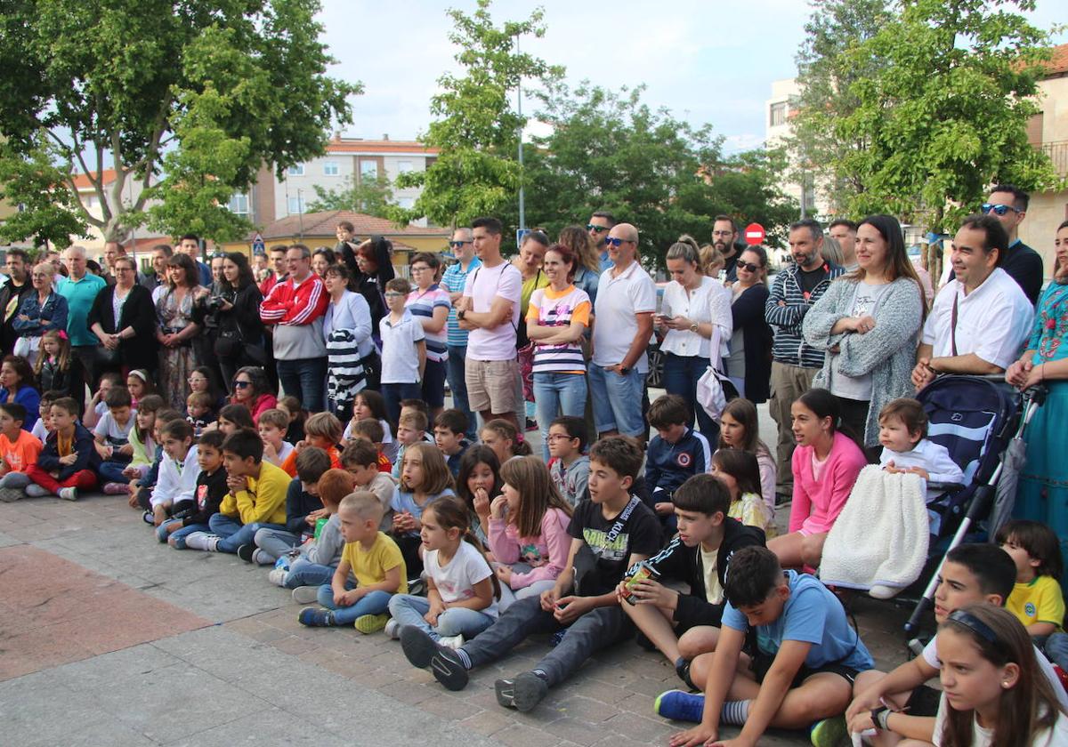 Mayores y niños disfrutando de uno de los espectáculos de las fiestas del Señor organizados en pasadas ediciones.