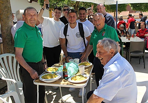 Gran ambiente durante la paella popular de las fiestas.