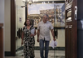 La alcaldesa de Peñaranda, Carmen Ávila, y el portavoz socialista en la Diputación, Fernando Rubio.