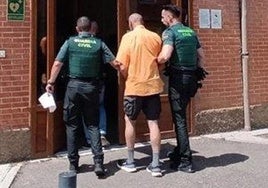 Imagen de los agentes de la Guardia Civil con el detenido.