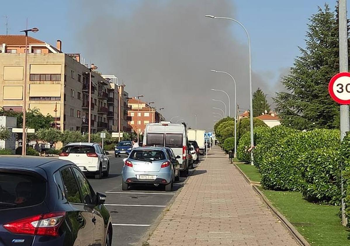 Imagen del humo desprendido por el fuego desde Santa Marta.