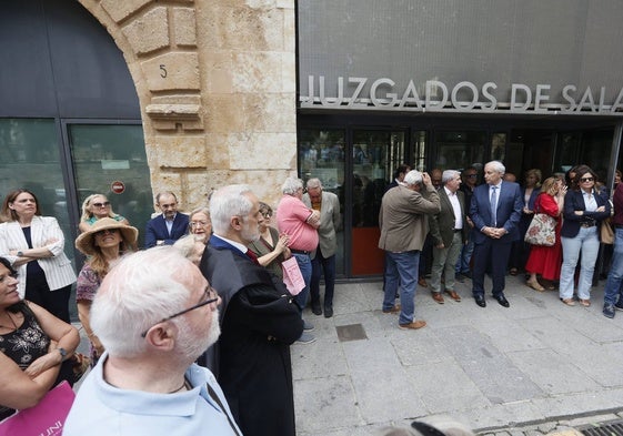 Concentración de jueces y fiscales a las puertas de los juzgados el 11 de junio.